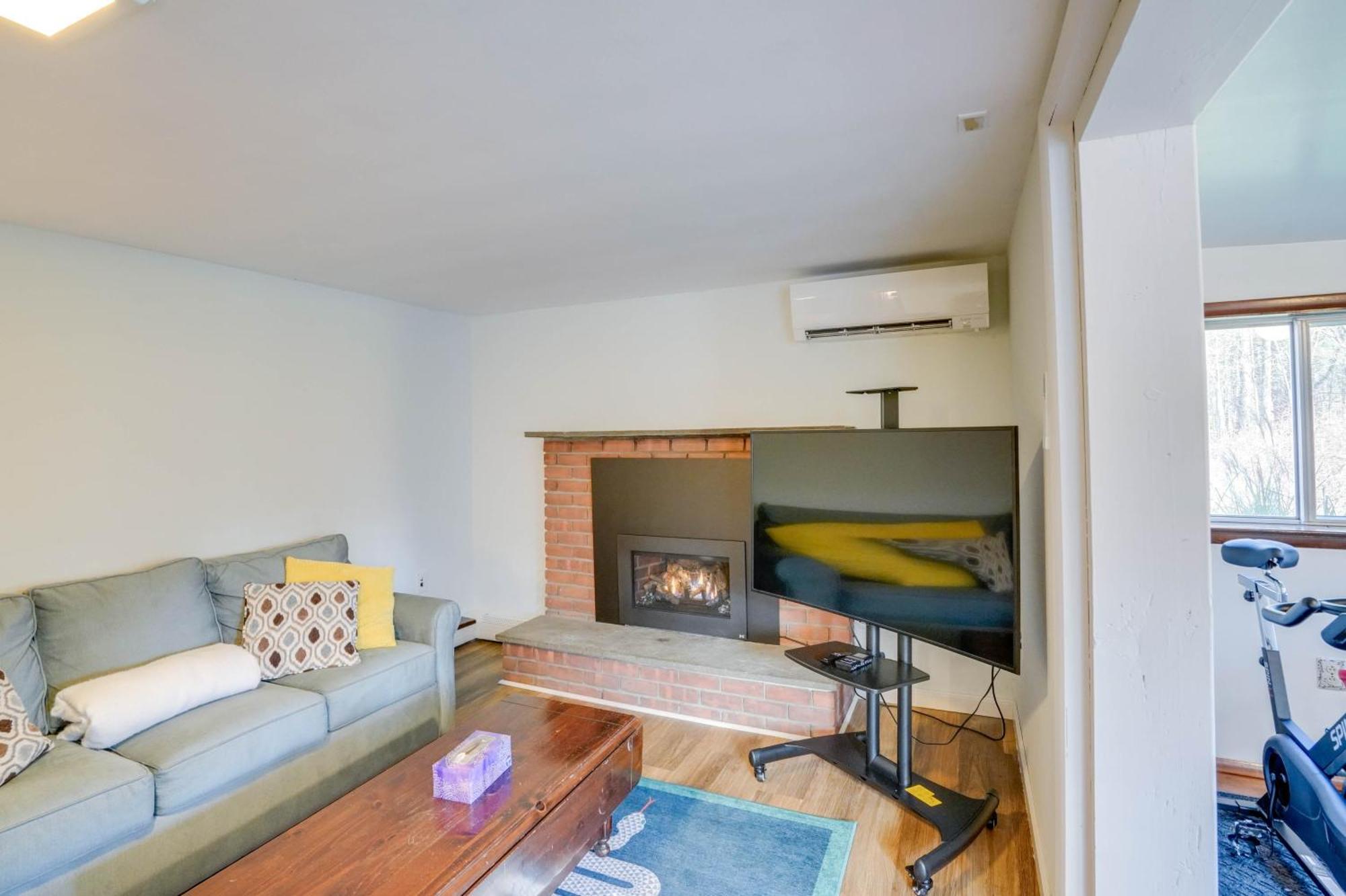 Getaway With Hot Tub About 2 Mi To Dtwn! Holiday home Woodstock