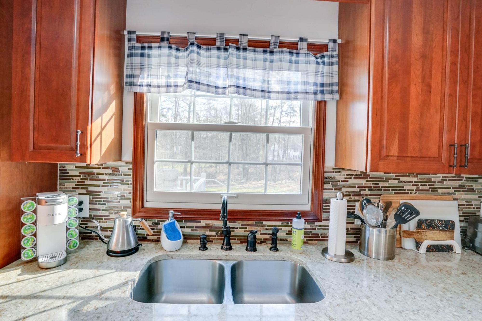 Getaway With Hot Tub About 2 Mi To Dtwn! Holiday home