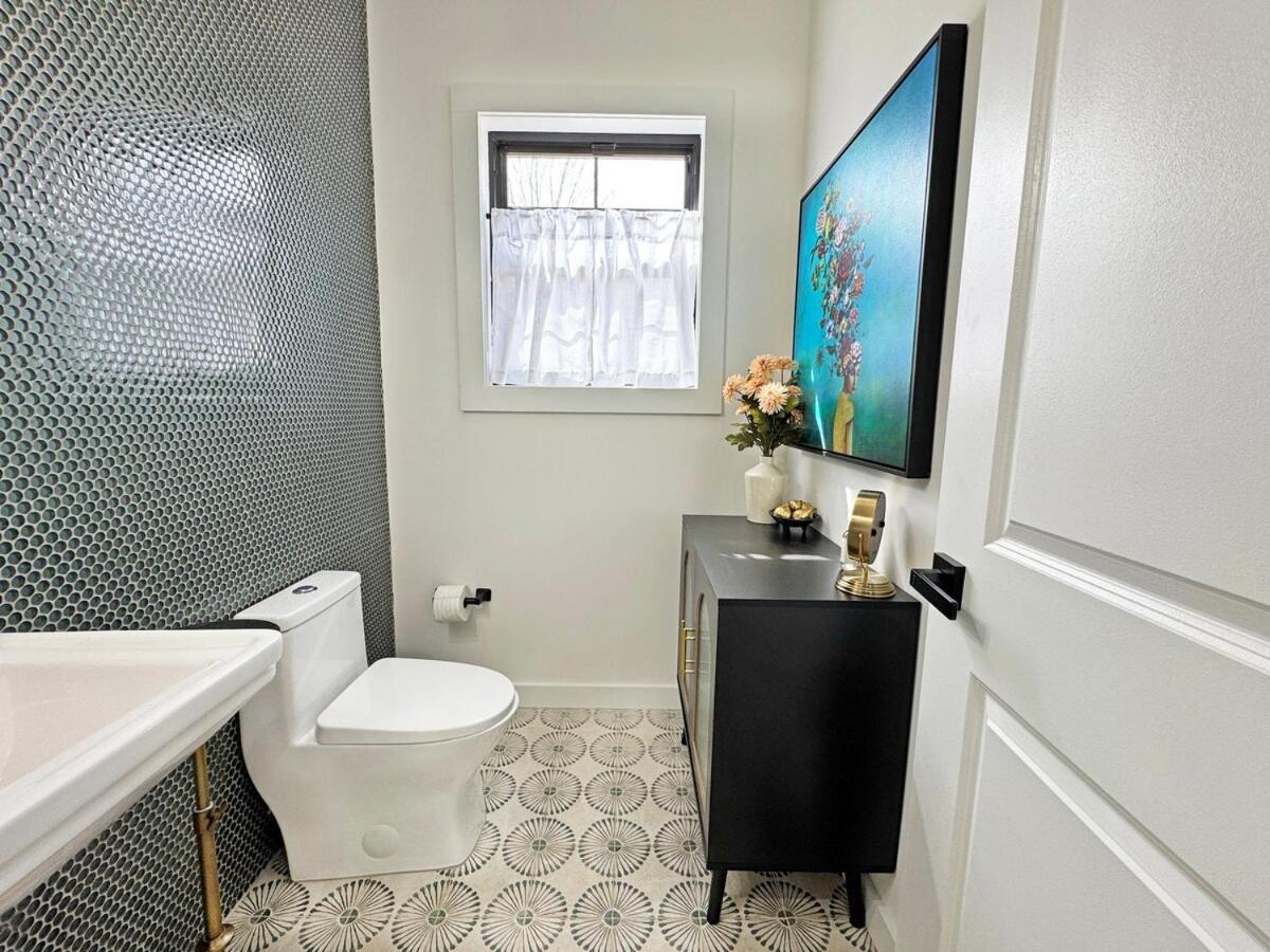 Renovated Seconds From Town Holiday home Woodstock