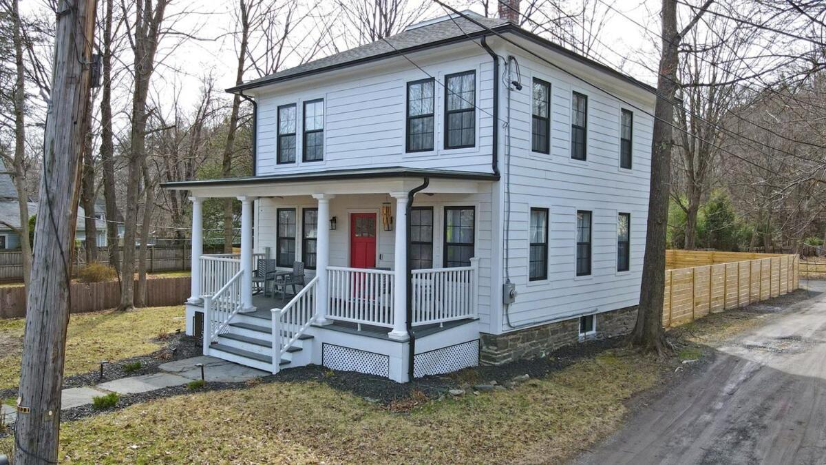 Holiday home Renovated Seconds From Town