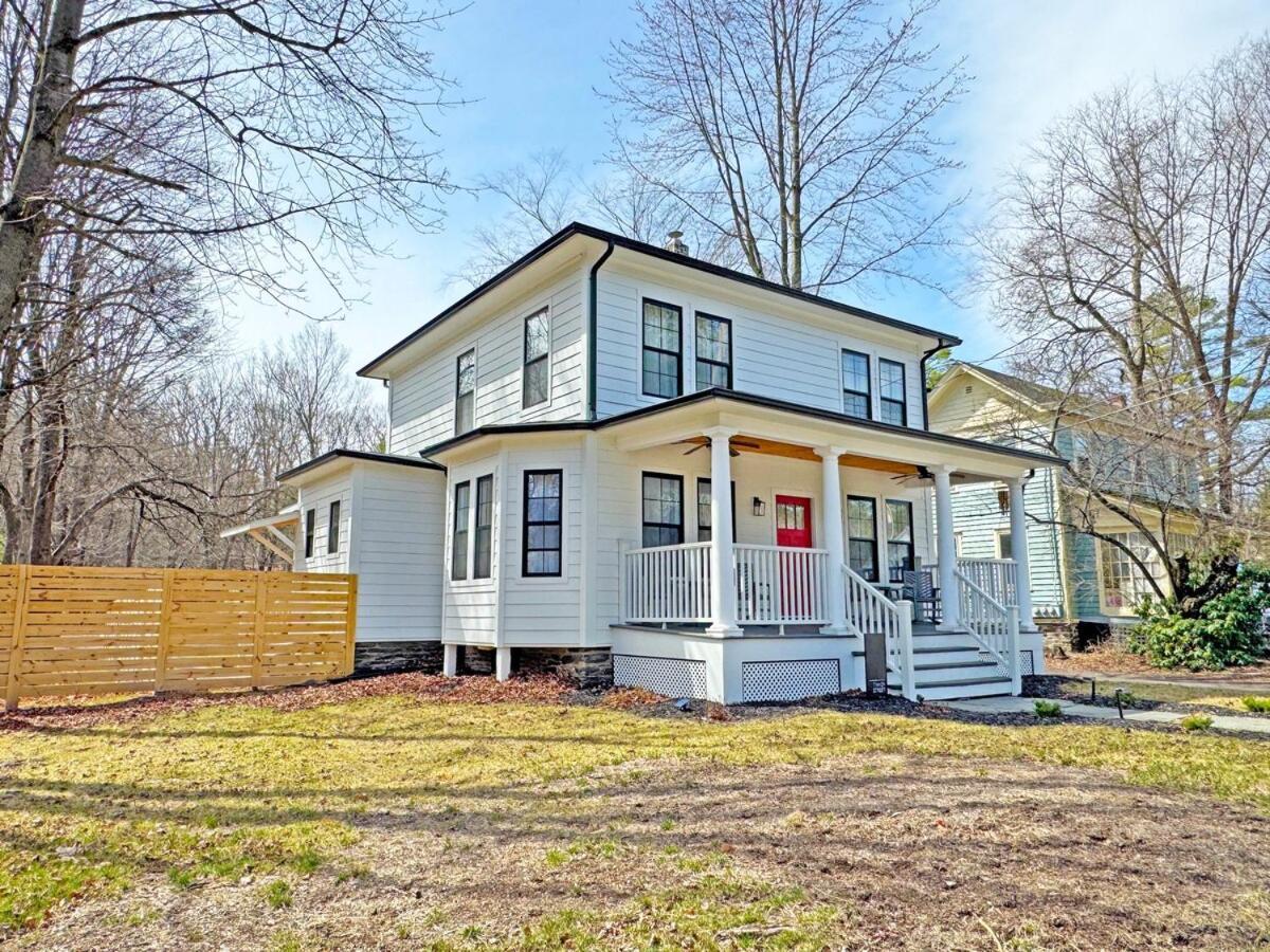 Renovated Seconds From Town Holiday home *